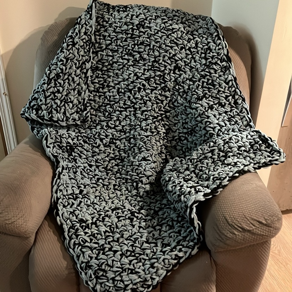 🛍️#2297‼️1 OF A KIND‼️NEW‼️Triple Strand Bernat Micro Plush Lapghan/Baby Blanket